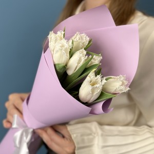 7 махровых белых тюльпанов