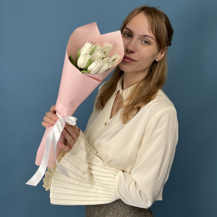 9 махровых белых тюльпанов