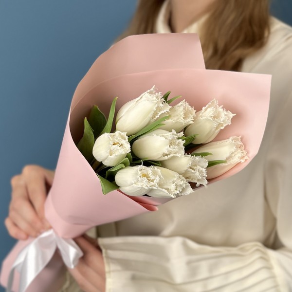 9 махровых белых тюльпанов