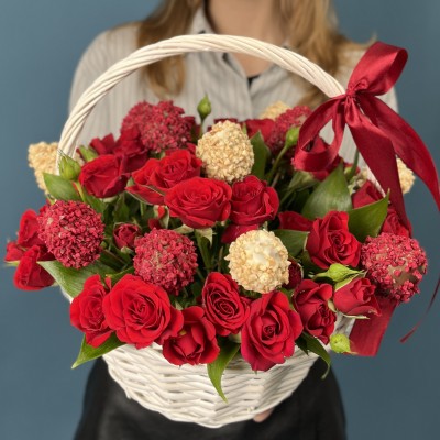 Букет дня клубника с красными розами в корзине