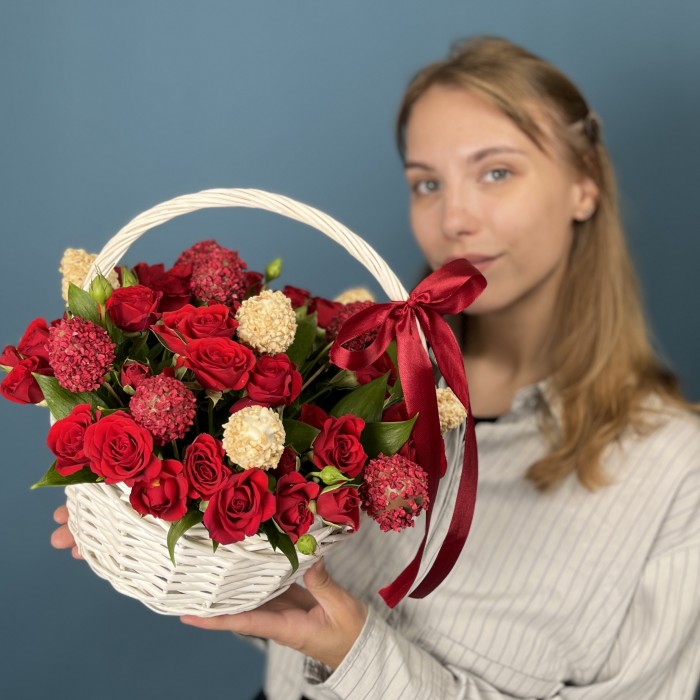 Букет дня клубника с красными розами в корзине