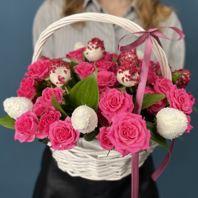 Букет дня клубника с розовыми розами в корзине