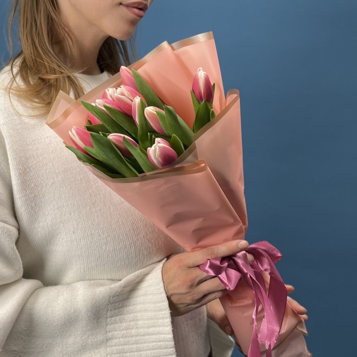 11 малиновых тюльпанов Камалия