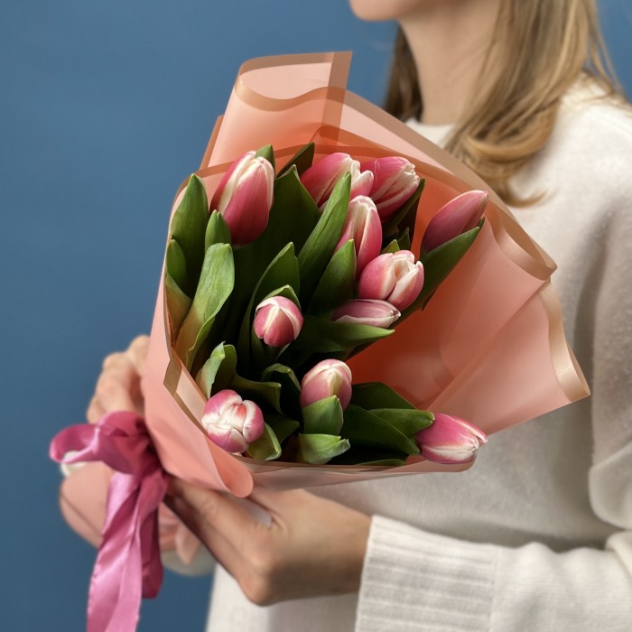 11 малиновых тюльпанов Камалия