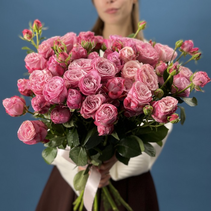 11 кустовых пионовидных роз Леди Бомбастик 50 см