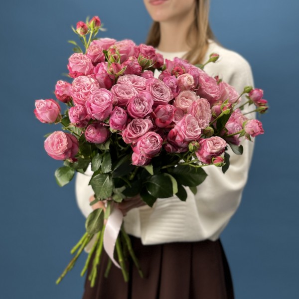 11 кустовых пионовидных роз Леди Бомбастик 60 см