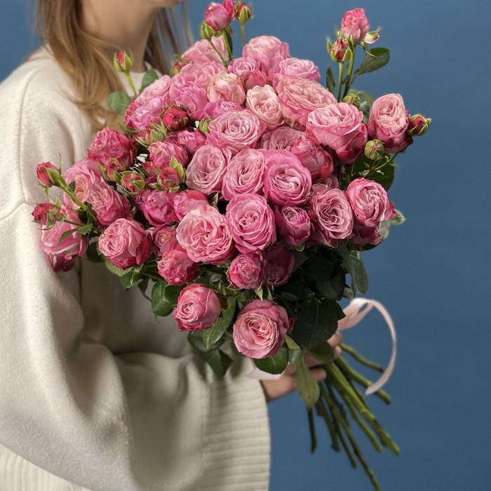 11 кустовых пионовидных роз Леди Бомбастик 50 см