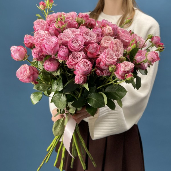 11 кустовых пионовидных роз Леди Бомбастик 50 см