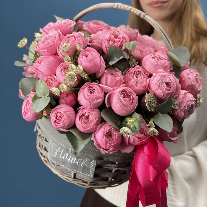 15 кустовых пионовидных роз Мансфилд Пинк Парк в корзине