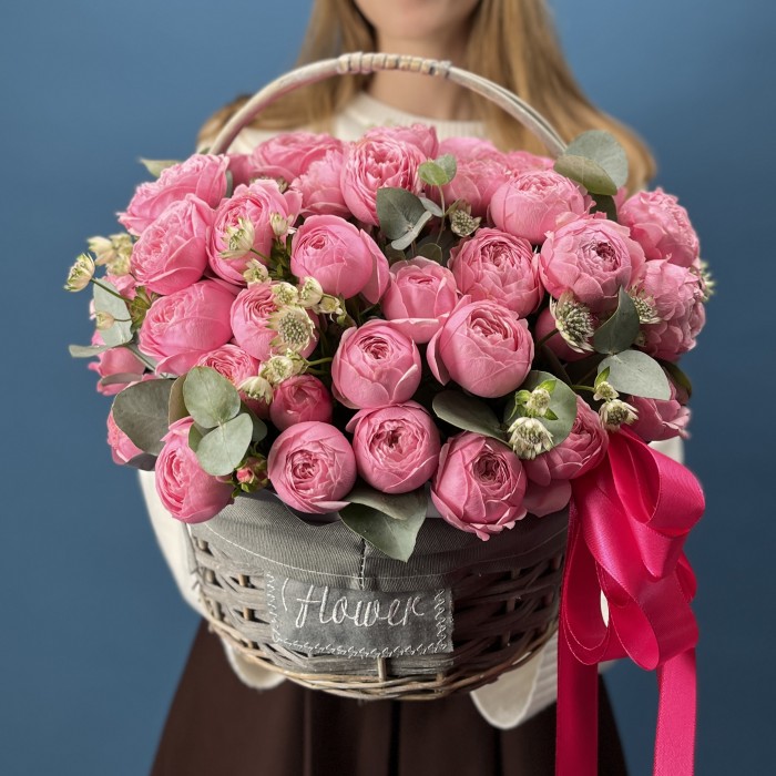15 кустовых пионовидных роз Мансфилд Пинк Парк в корзине