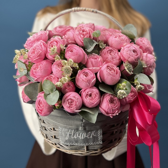 15 кустовых пионовидных роз Мансфилд Пинк Парк в корзине