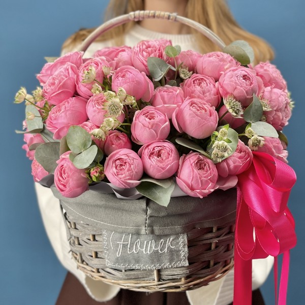 15 кустовых пионовидных роз Мансфилд Пинк Парк в корзине