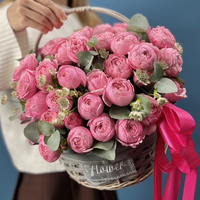 15 кустовых пионовидных роз Мансфилд Пинк Парк в корзине