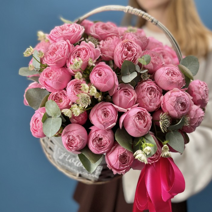 15 кустовых пионовидных роз Мансфилд Пинк Парк в корзине