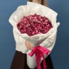 25 бело-бордовых гвоздик