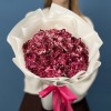 25 бело-бордовых гвоздик