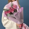 5 бело-бордовых гвоздик с эвкалиптом