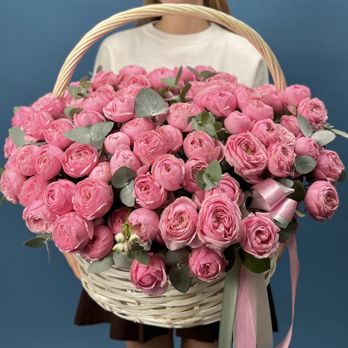 51 кустовая пионовидная роза Мансфилд Пинк Парк в корзине