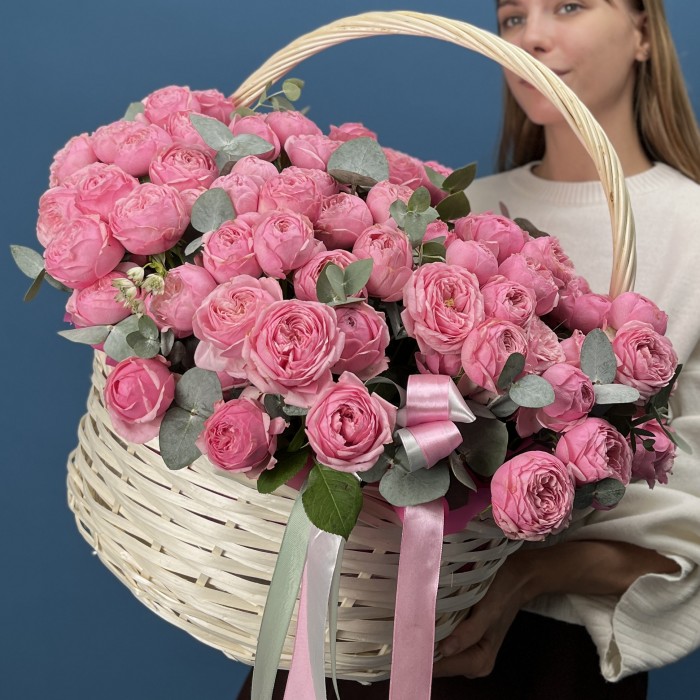 51 кустовая пионовидная роза Мансфилд Пинк Парк в корзине