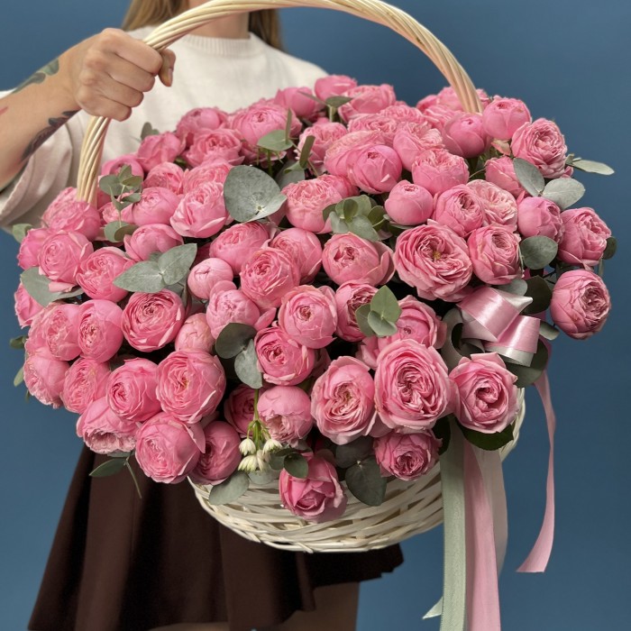 51 кустовая пионовидная роза Мансфилд Пинк Парк в корзине