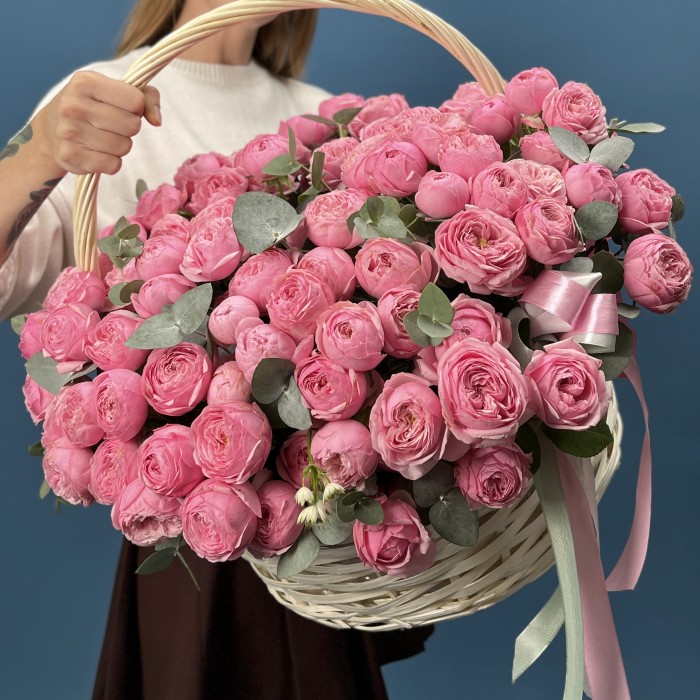 51 кустовая пионовидная роза Мансфилд Пинк Парк в корзине