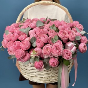 51 кустовая пионовидная роза Мансфилд Пинк Парк в корзине