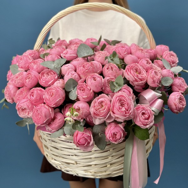 51 кустовая пионовидная роза Мансфилд Пинк Парк в корзине
