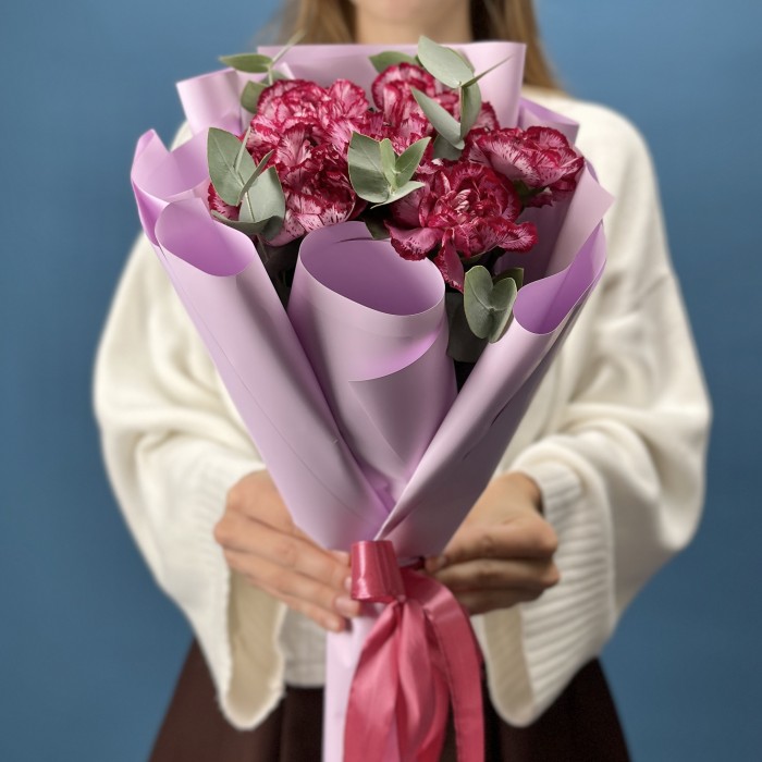 7 бело-бордовых гвоздик с эвкалиптом