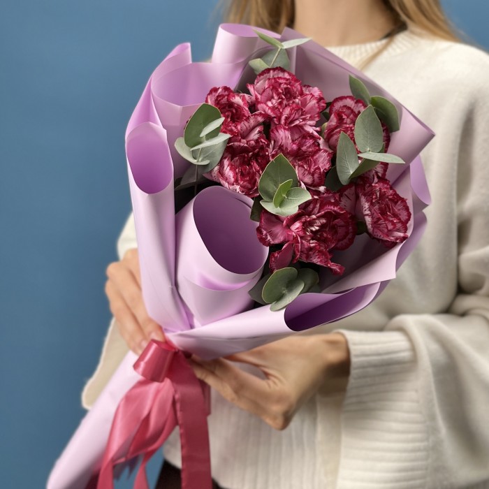 7 бело-бордовых гвоздик с эвкалиптом