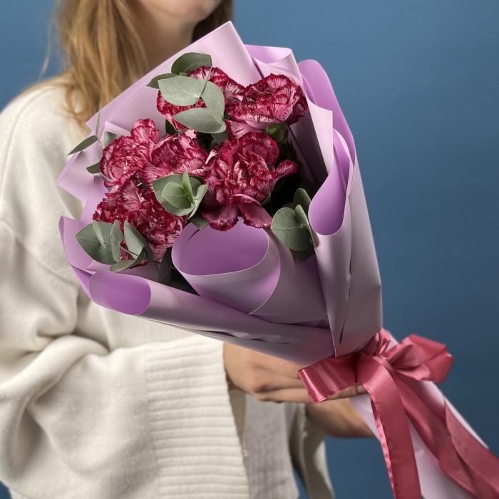 7 бело-бордовых гвоздик с эвкалиптом