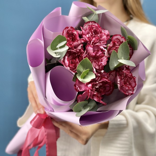 7 бело-бордовых гвоздик с эвкалиптом