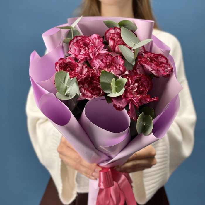 7 бело-бордовых гвоздик с эвкалиптом