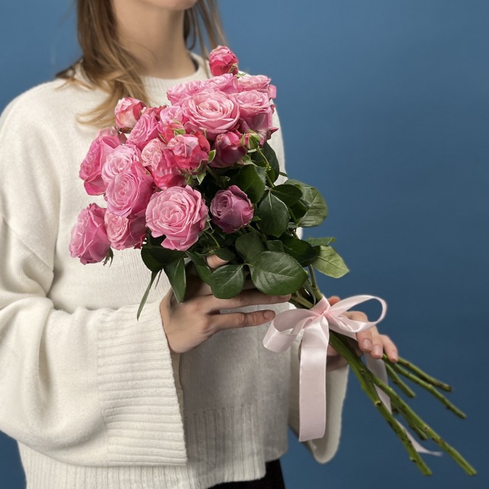 7 кустовых пионовидных роз Леди Бомбастик 50 см