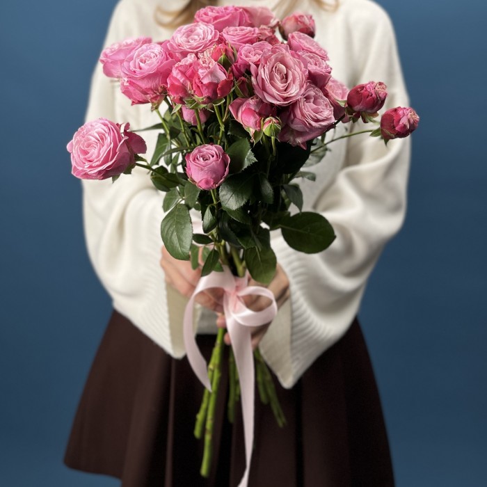 7 кустовых пионовидных роз Леди Бомбастик 50 см