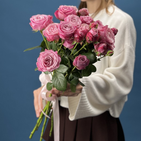 7 кустовых пионовидных роз Леди Бомбастик 50 см