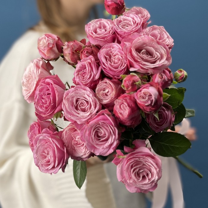 7 кустовых пионовидных роз Леди Бомбастик 50 см