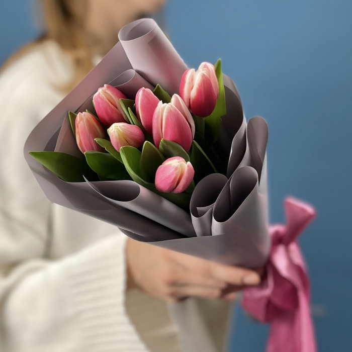 7 малиновых тюльпанов Камалия