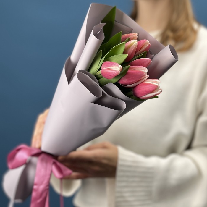 7 малиновых тюльпанов Камалия