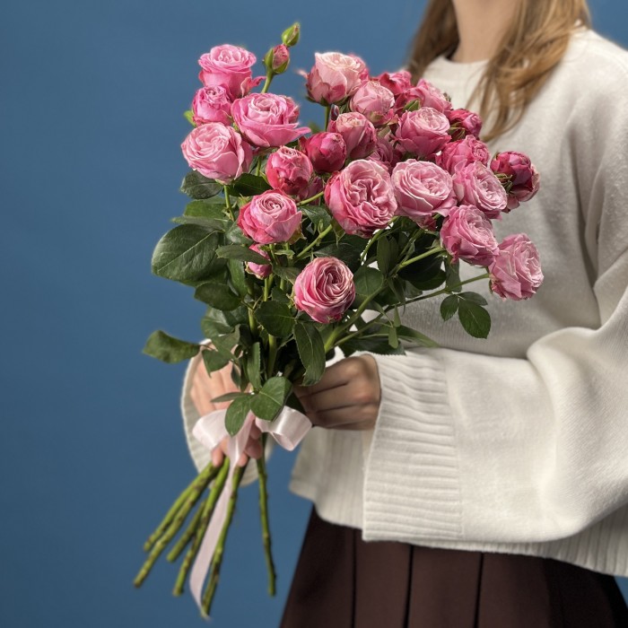 9 кустовых пионовидных роз Леди Бомбастик 60 см