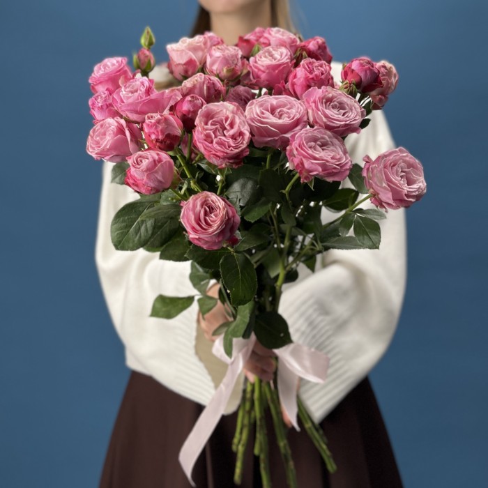 9 кустовых пионовидных роз Леди Бомбастик 60 см