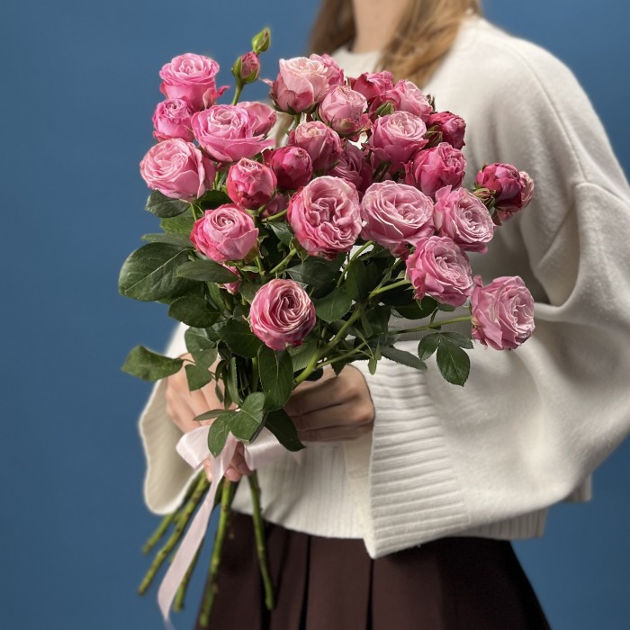 9 кустовых пионовидных роз Леди Бомбастик 60 см