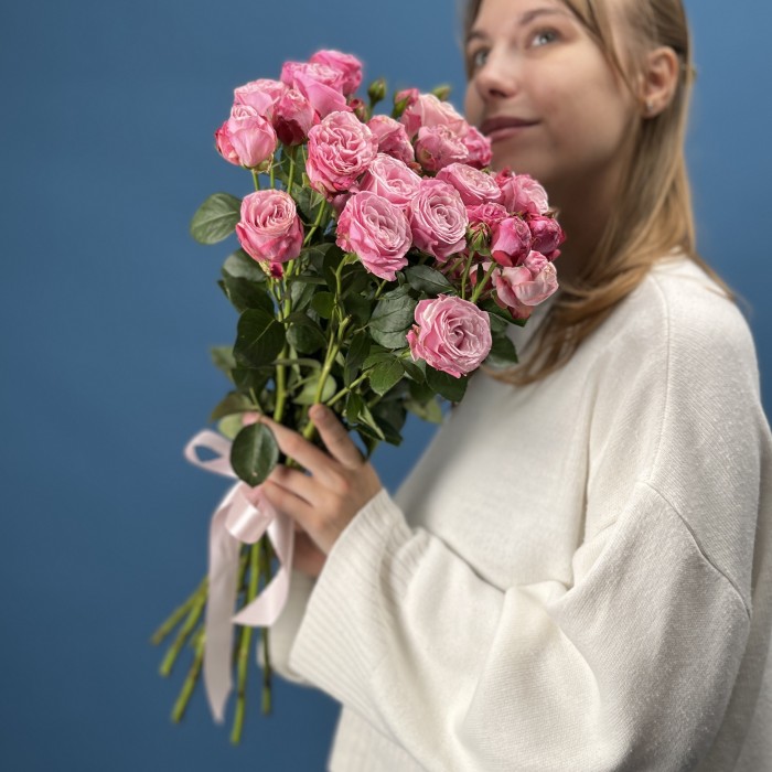 9 кустовых пионовидных роз Леди Бомбастик 60 см