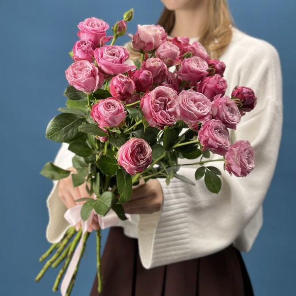 9 кустовых пионовидных роз Леди Бомбастик 60 см