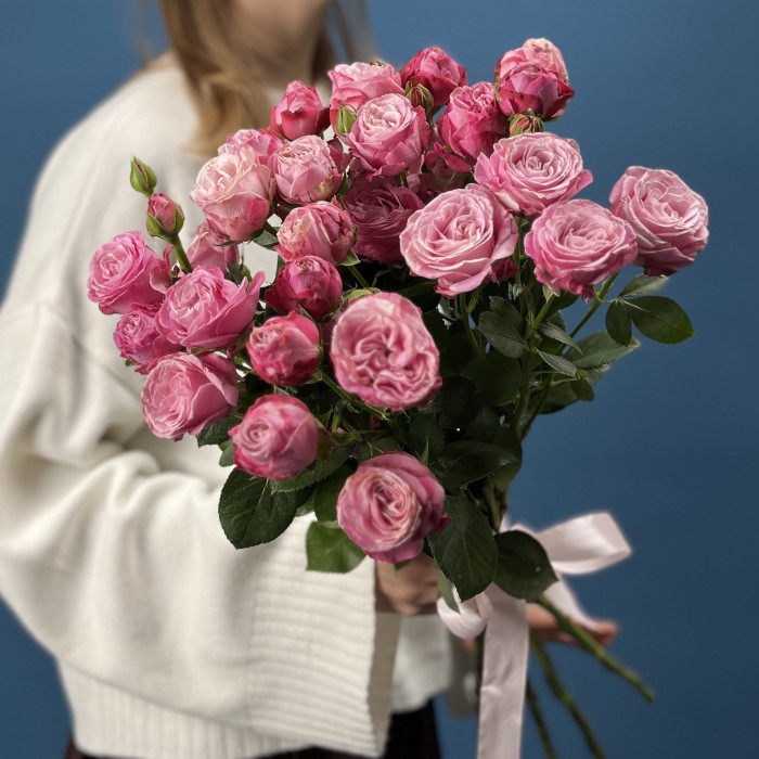 9 кустовых пионовидных роз Леди Бомбастик 60 см