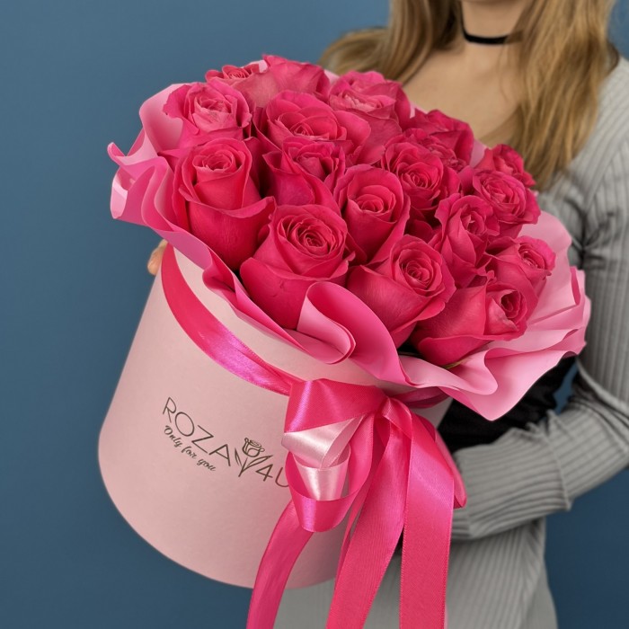 19 ароматных малиновых роз Пинк Флойд в коробке