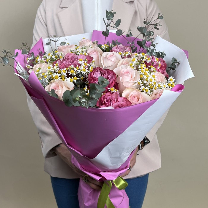 Букет из роз с танацетумом