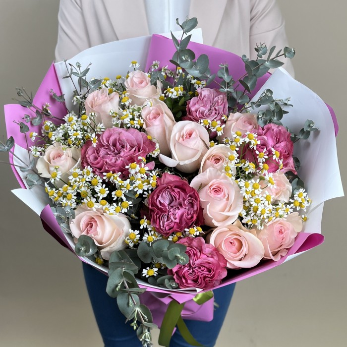 Букет из роз с танацетумом