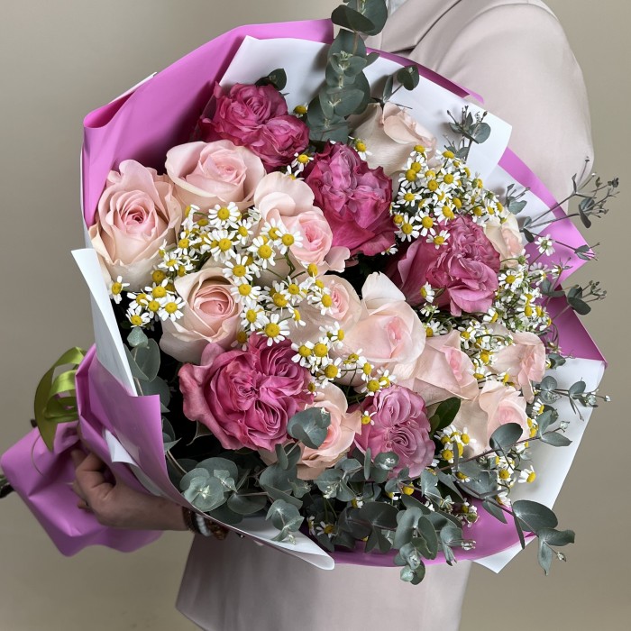 Букет из роз с танацетумом