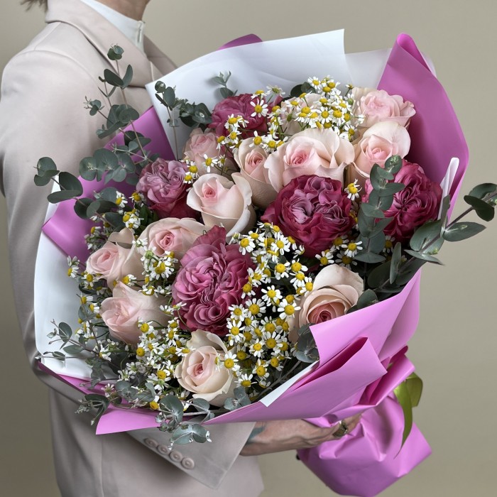 Букет из роз с танацетумом