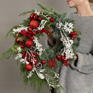 Рождественский венок с красным и белым декором